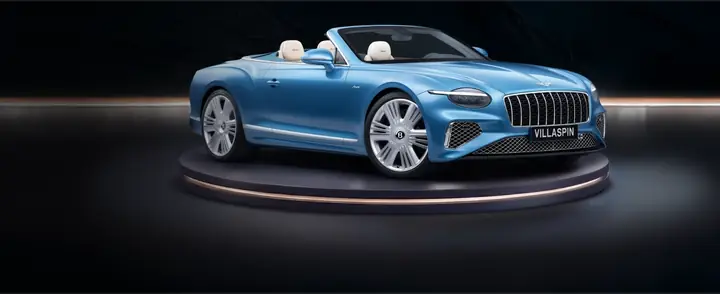 Blauwe cabrio op een draaiplateau